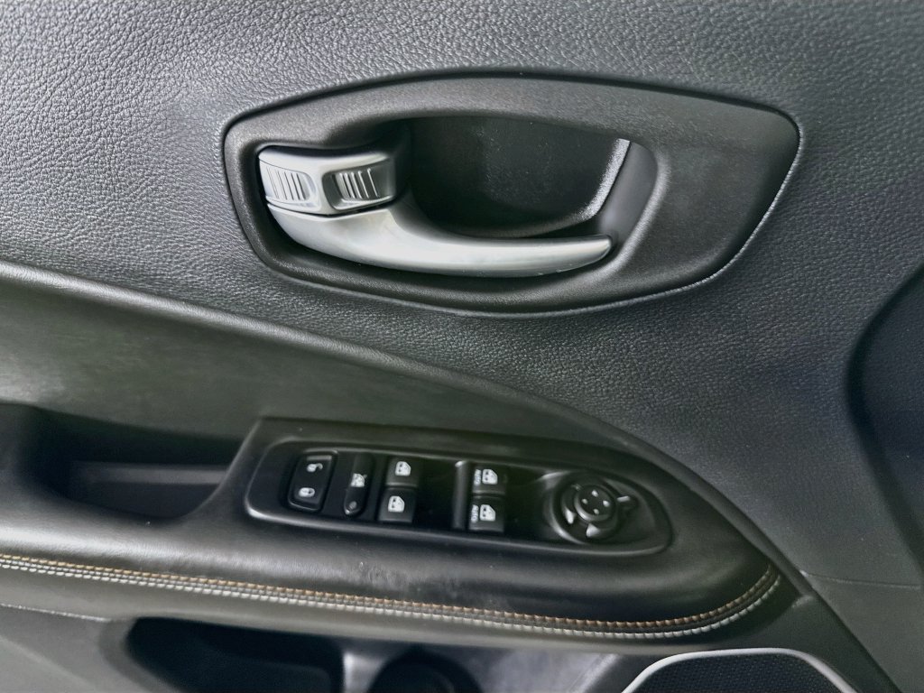 Used 2018 Jeep Compass Latitude AWD/4WD image 23