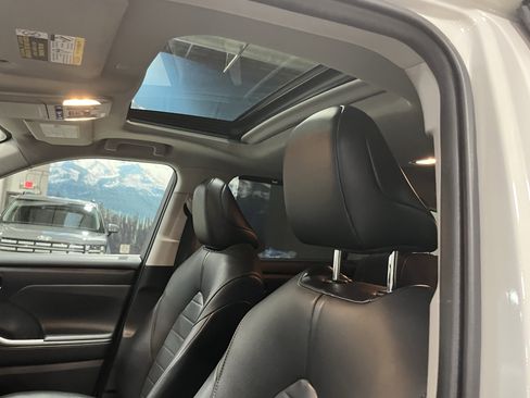 Used 2021 Toyota Highlander XLE image 21