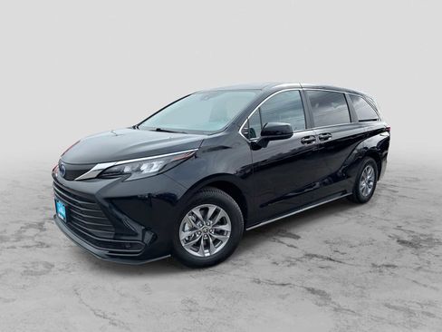 Used 2025 Toyota Sienna LE image 1