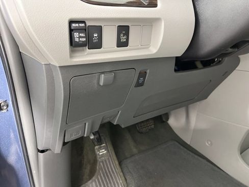 Used 2016 Toyota Sienna XLE image 28