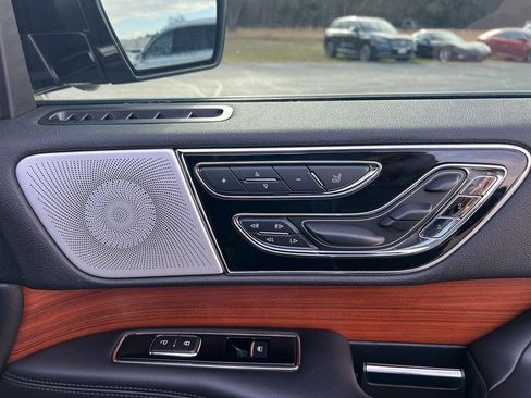 Used 2019 Lincoln Navigator Reserve image 32