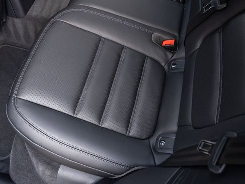 Certified 2026 Porsche Macan AWD/4WD image 37