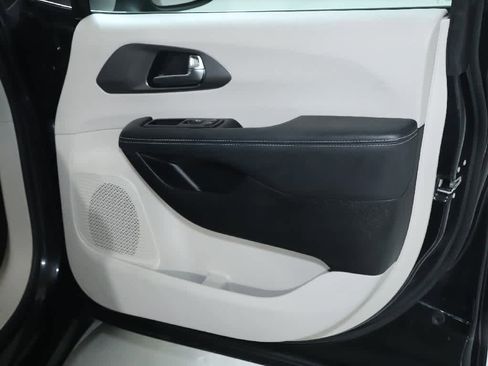 Used 2023 Chrysler Pacifica Touring-L image 33