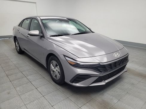 Used 2025 Hyundai Elantra SE FWD image 13