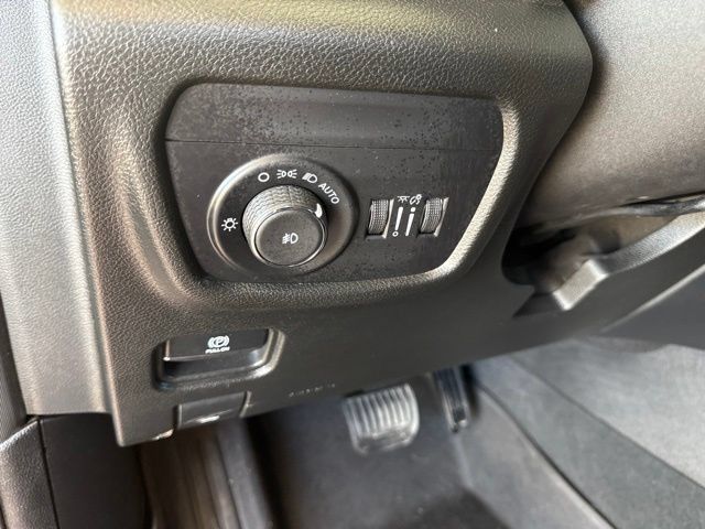 Used 2024 Jeep Grand Cherokee Limited w/ Black Appearance Package AWD/4WD image 15