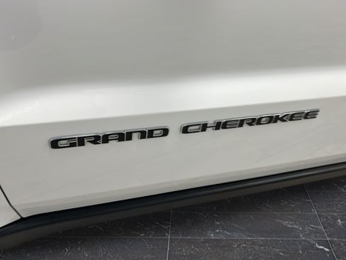 Used 2019 Jeep Grand Cherokee Limited AWD/4WD image 39