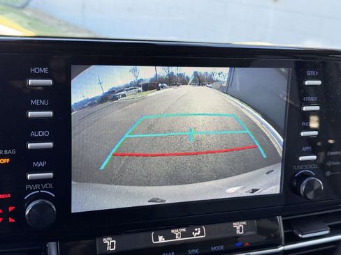 Used 2024 Toyota Sienna LE image 4