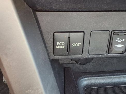 Used 2018 Toyota RAV4 LE FWD image 21