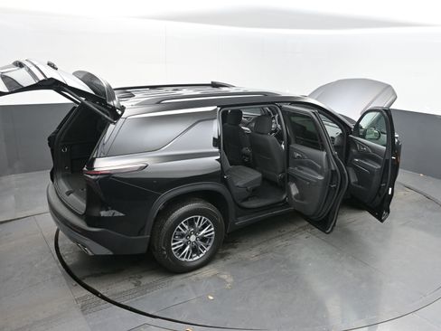 Used 2025 Chevrolet Traverse LT image 44
