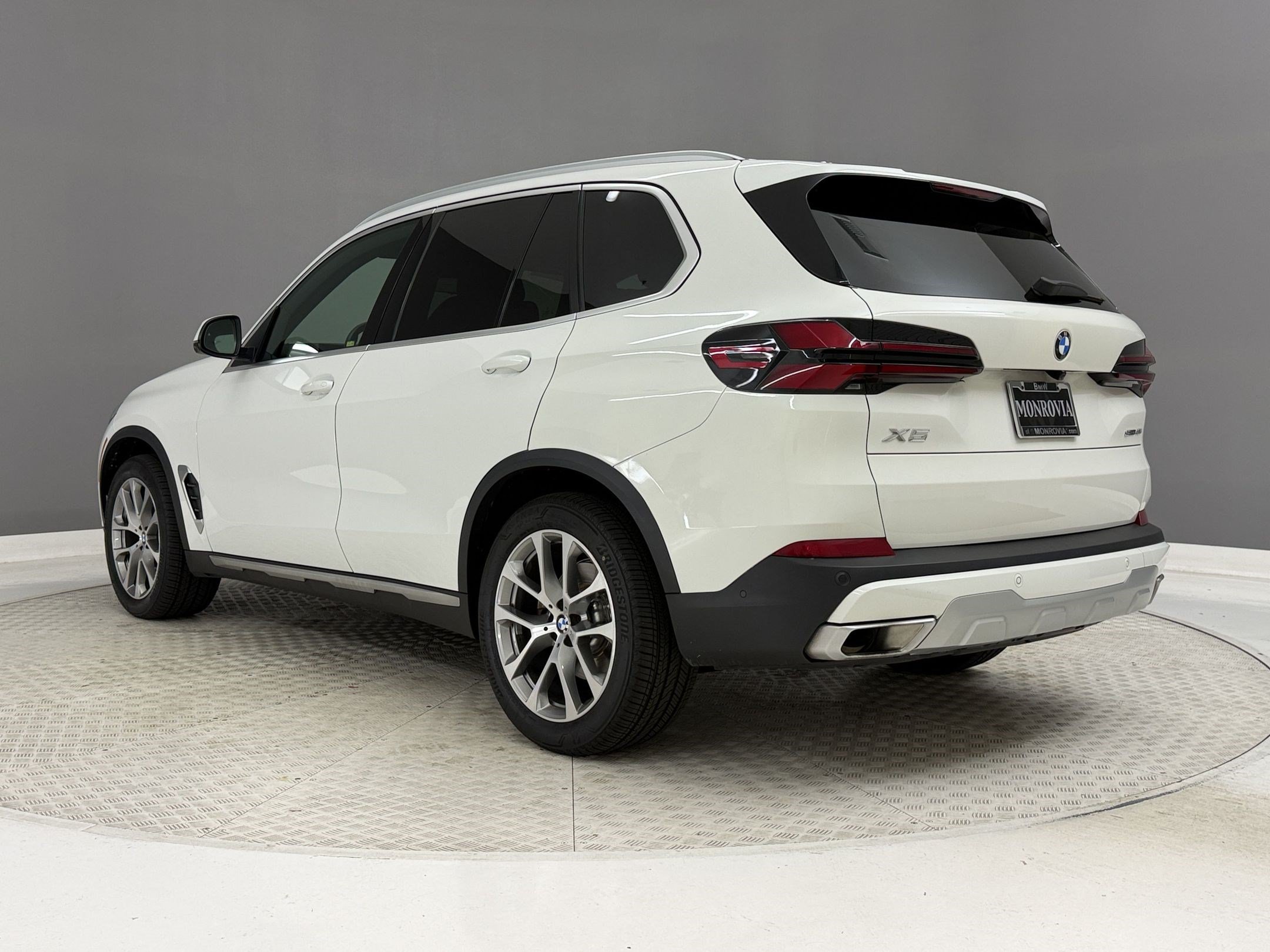 Used 2024 BMW X5 sDrive40i RWD image 3