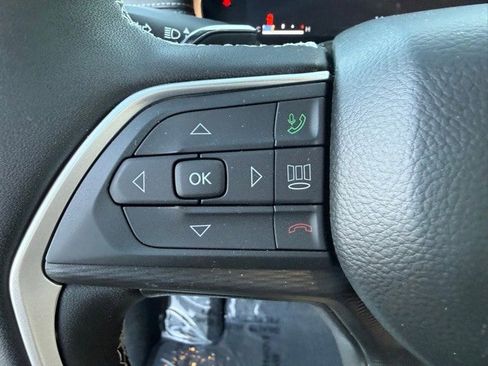 New 2025 Jeep Grand Cherokee Altitude image 14