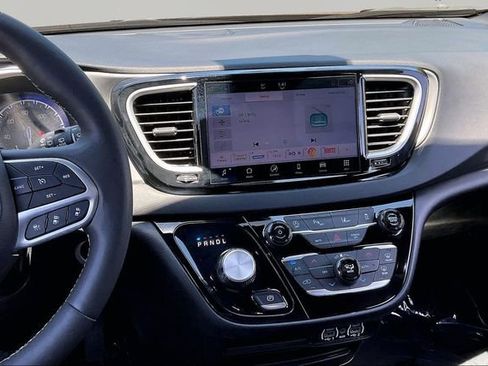 Used 2025 Chrysler Pacifica Select FWD image 9
