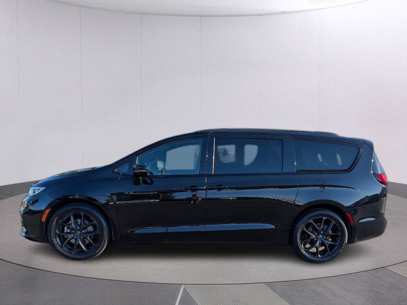 Used 2025 Chrysler Pacifica Limited FWD image 2