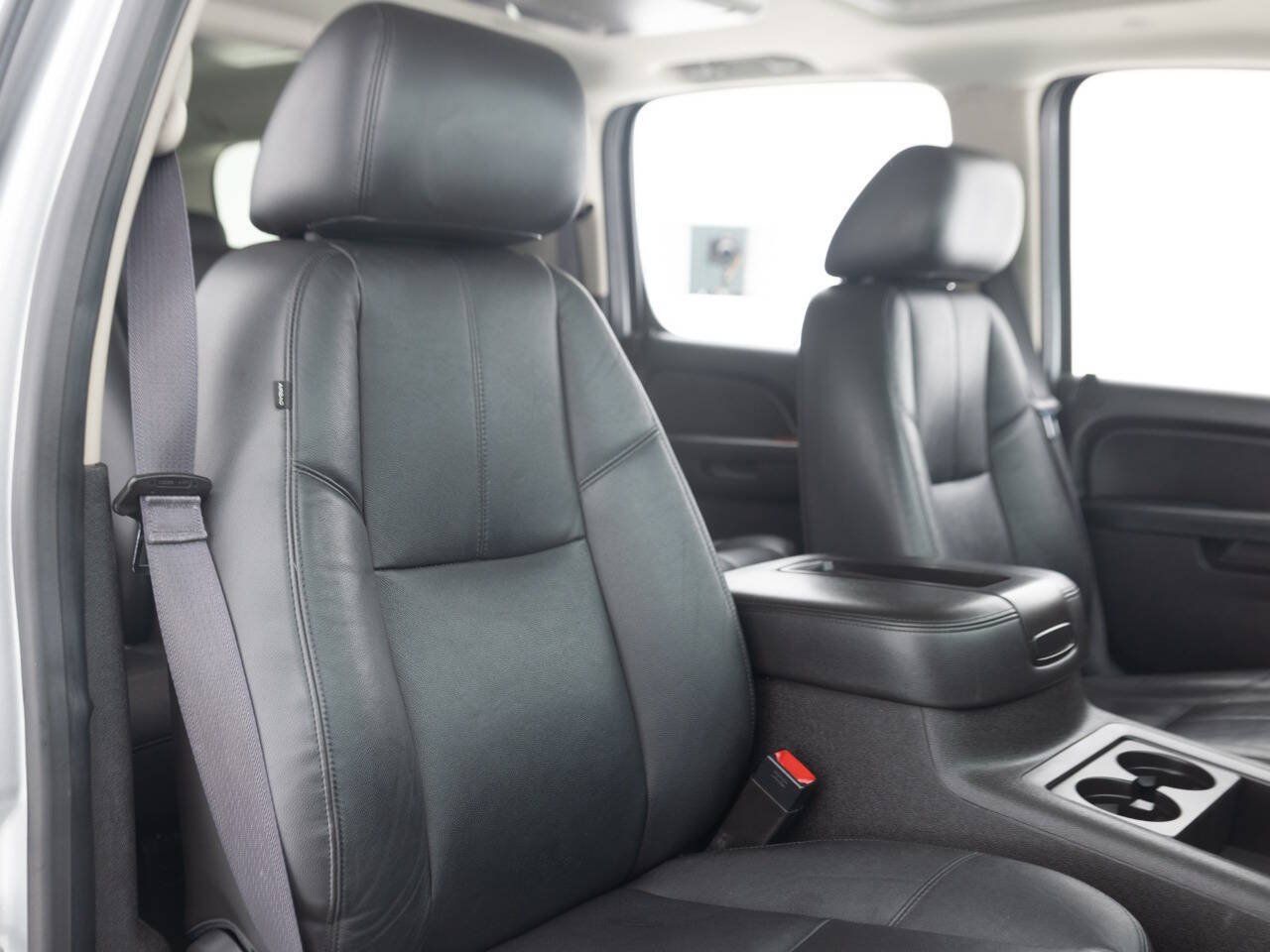 Used 2013 Chevrolet Suburban LT w/ Luxury Package AWD/4WD image 33