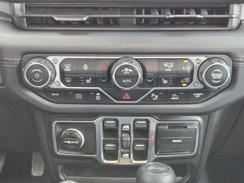 Used 2025 Jeep Wrangler Unlimited Sahara w/ Safety Group AWD/4WD image 21