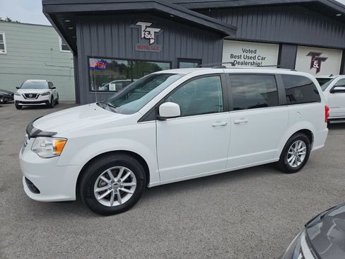Used 2019 Dodge Grand Caravan SXT FWD image 2