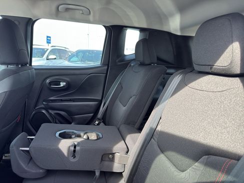 Used 2022 Jeep Renegade Trailhawk AWD/4WD image 33