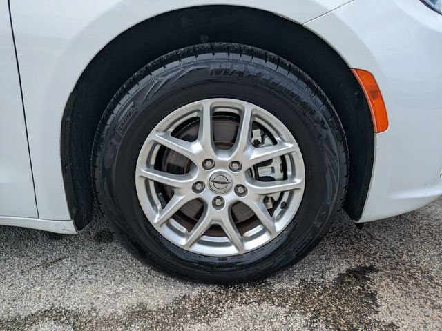 Used 2023 Chrysler Pacifica Touring-L FWD image 10