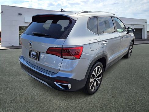 Used 2023 Volkswagen Taos SE FWD image 3