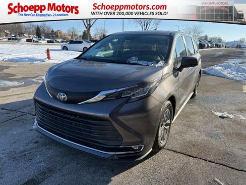 Used 2021 Toyota Sienna XLE image 1