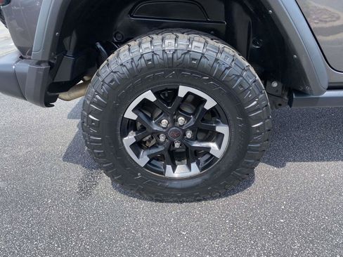 Used 2025 Jeep Wrangler Unlimited Rubicon AWD/4WD image 9