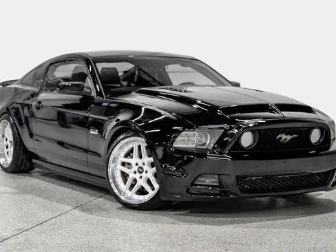 Used 2013 Ford Mustang GT Premium w/ Electronics Pkg RWD image 4