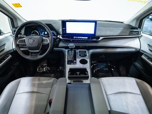 Certified 2025 Toyota Sienna XLE FWD image 14