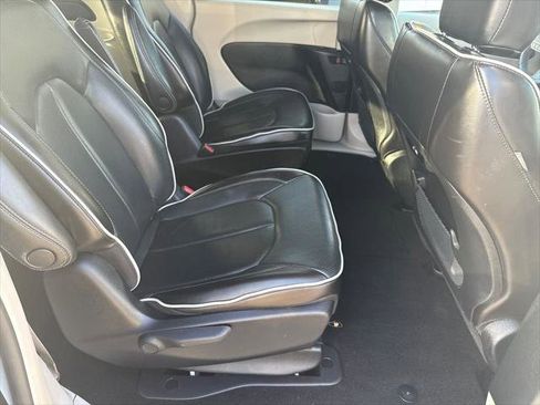 Certified 2023 Chrysler Pacifica Limited FWD image 17