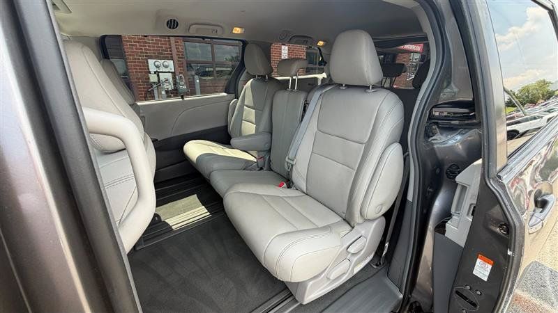 Used 2018 Toyota Sienna XLE w/ XLE Navigation Package FWD image 24