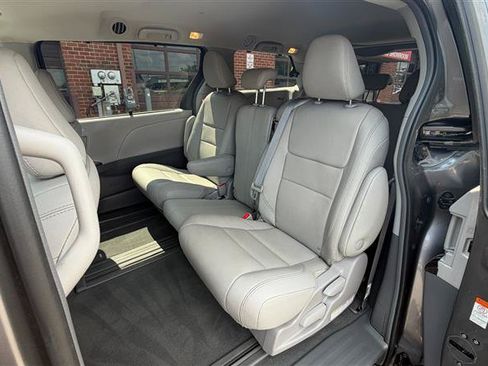 Used 2018 Toyota Sienna XLE w/ XLE Navigation Package FWD image 24