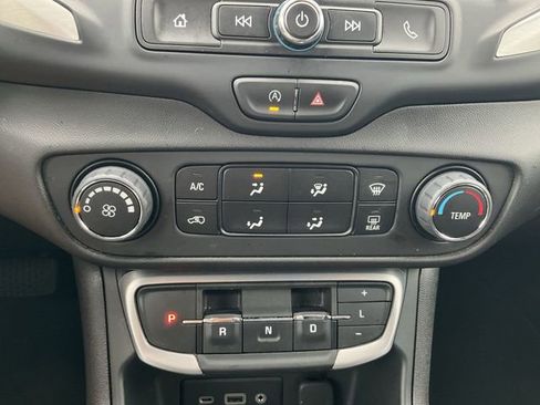 Used 2024 GMC Terrain SLE AWD/4WD image 15