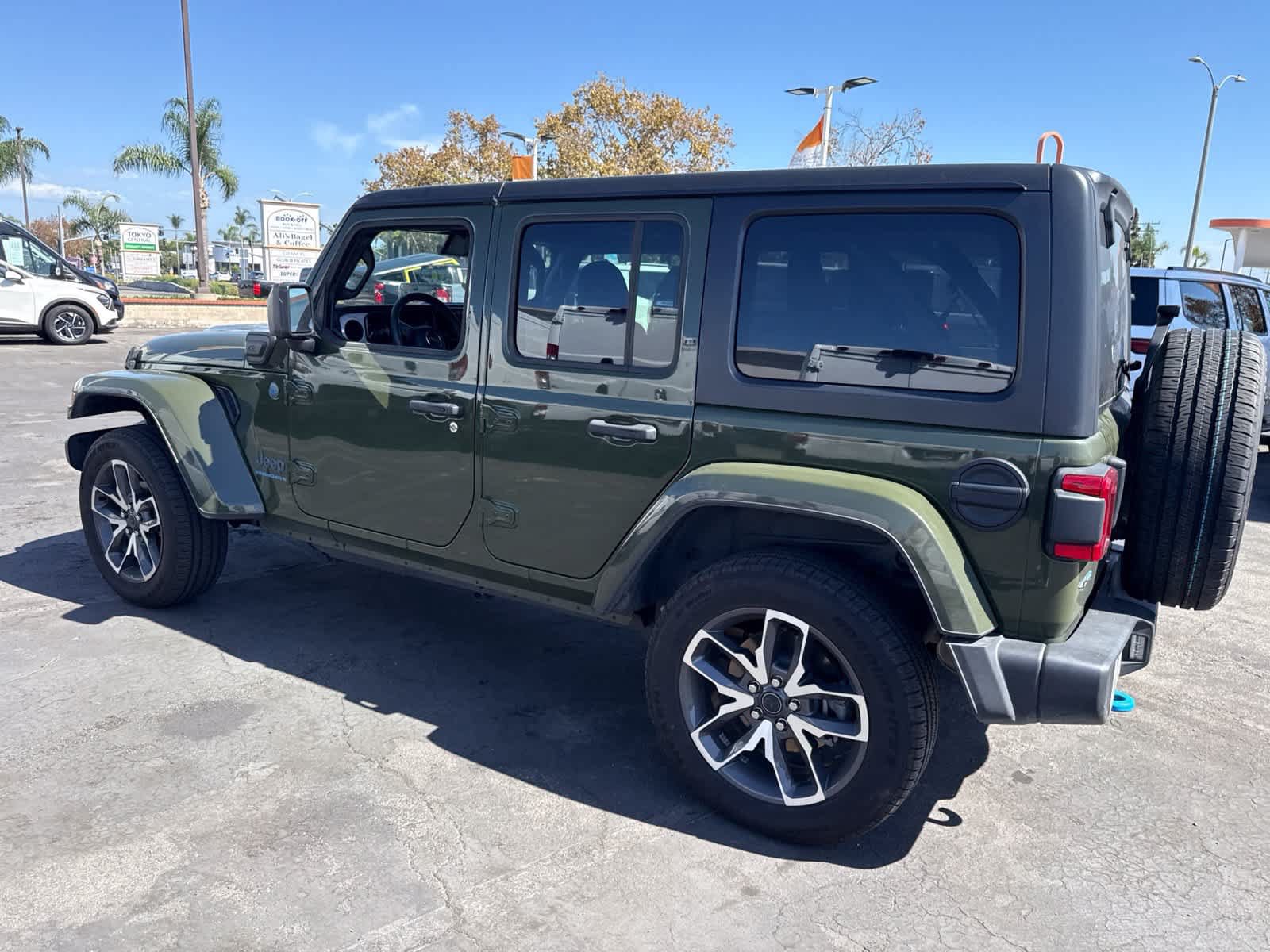 Used 2024 Jeep Wrangler Unlimited w/ Convenience Group AWD/4WD image 20