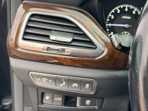 Used 2018 Genesis G90 3.3T Premium image 15