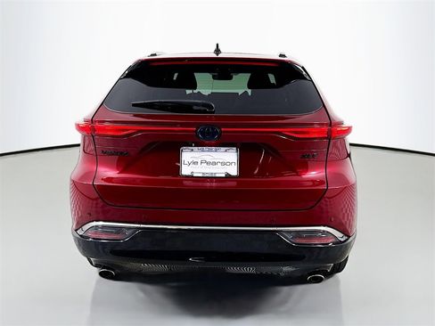 Used 2023 Toyota Venza XLE image 10