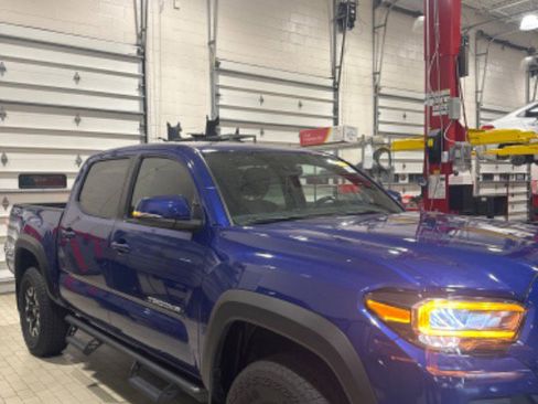 Used 2022 Toyota Tacoma TRD Off-Road image 2