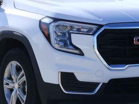 Used 2023 GMC Terrain SLE w/ Driver Convenience Package image 7