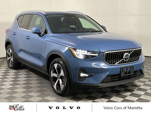 Used 2025 Volvo XC40 B5 Plus image 2
