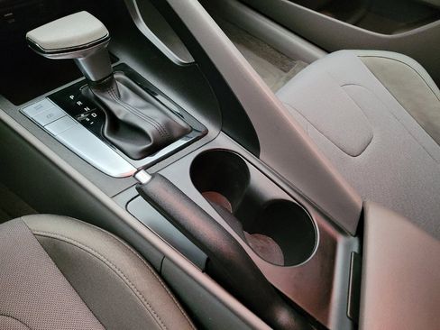 Used 2025 Hyundai Elantra SE FWD image 26