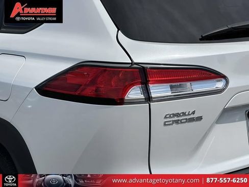 Used 2023 Toyota Corolla Cross LE w/ Moonroof Package AWD/4WD image 13