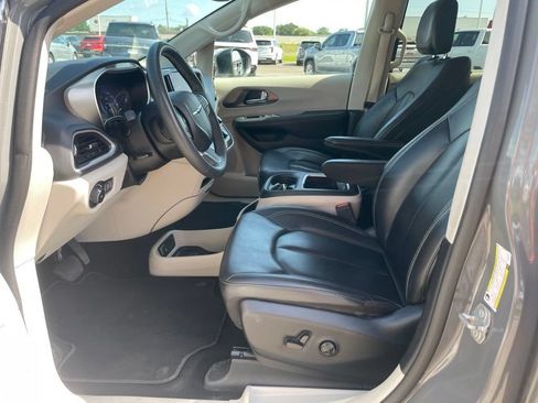 Used 2023 Chrysler Pacifica Touring-L FWD image 12
