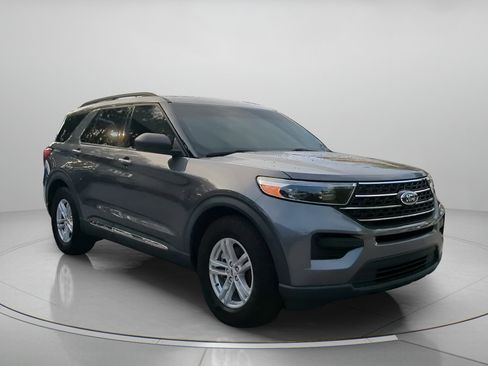 Certified 2021 Ford Explorer XLT RWD image 2