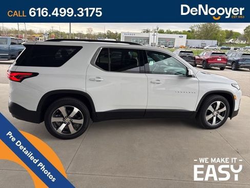 Used 2023 Chevrolet Traverse LT w/ LT Premium Package AWD/4WD image 8