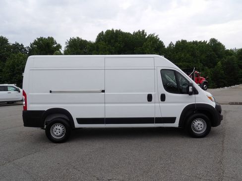 Used 2024 RAM ProMaster 2500 w/ Convenience Group FWD image 9