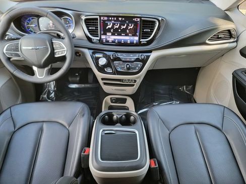 Used 2023 Chrysler Pacifica Touring-L FWD image 27