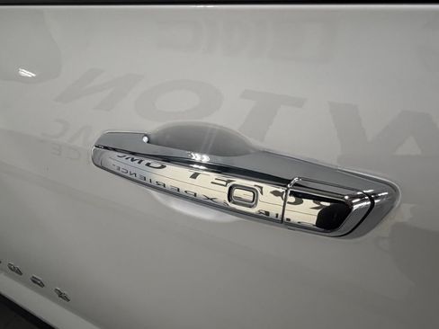 Used 2026 Chevrolet Equinox LT w/ Safety and Technology Package FWD image 3