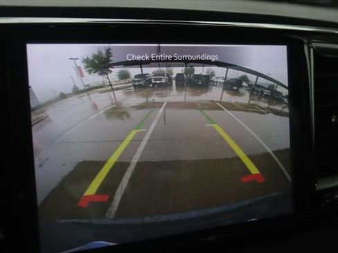 Used 2023 Chrysler Pacifica Touring-L image 18