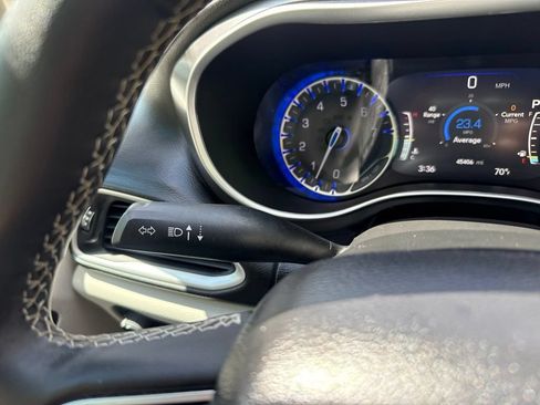 Used 2024 Chrysler Pacifica Touring-L FWD image 21