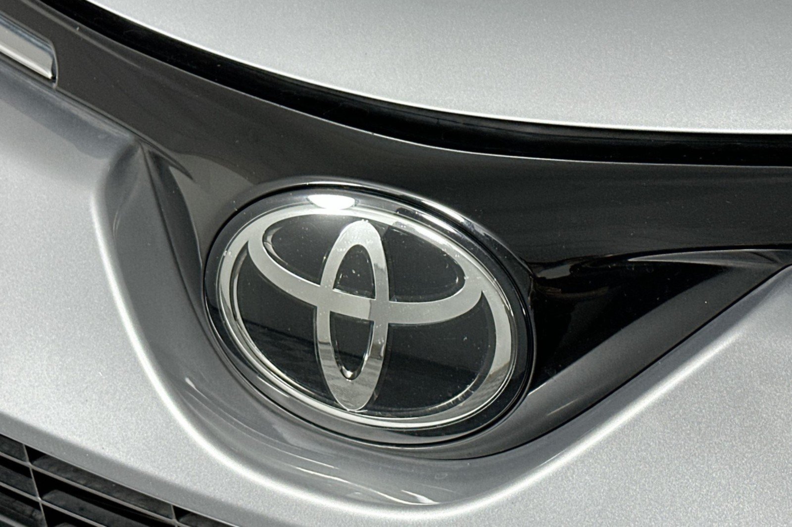 Used 2018 Toyota RAV4 XLE w/ Plus Extra Value Package FWD image 15