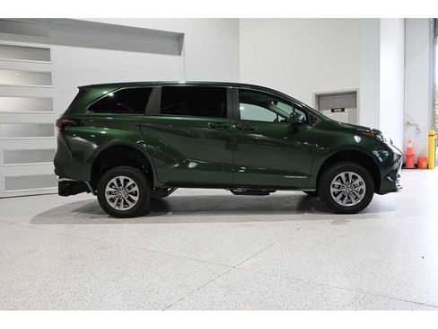 New 2026 Toyota Sienna LE image 5