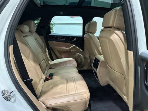 Used 2019 Porsche Cayenne AWD/4WD image 45